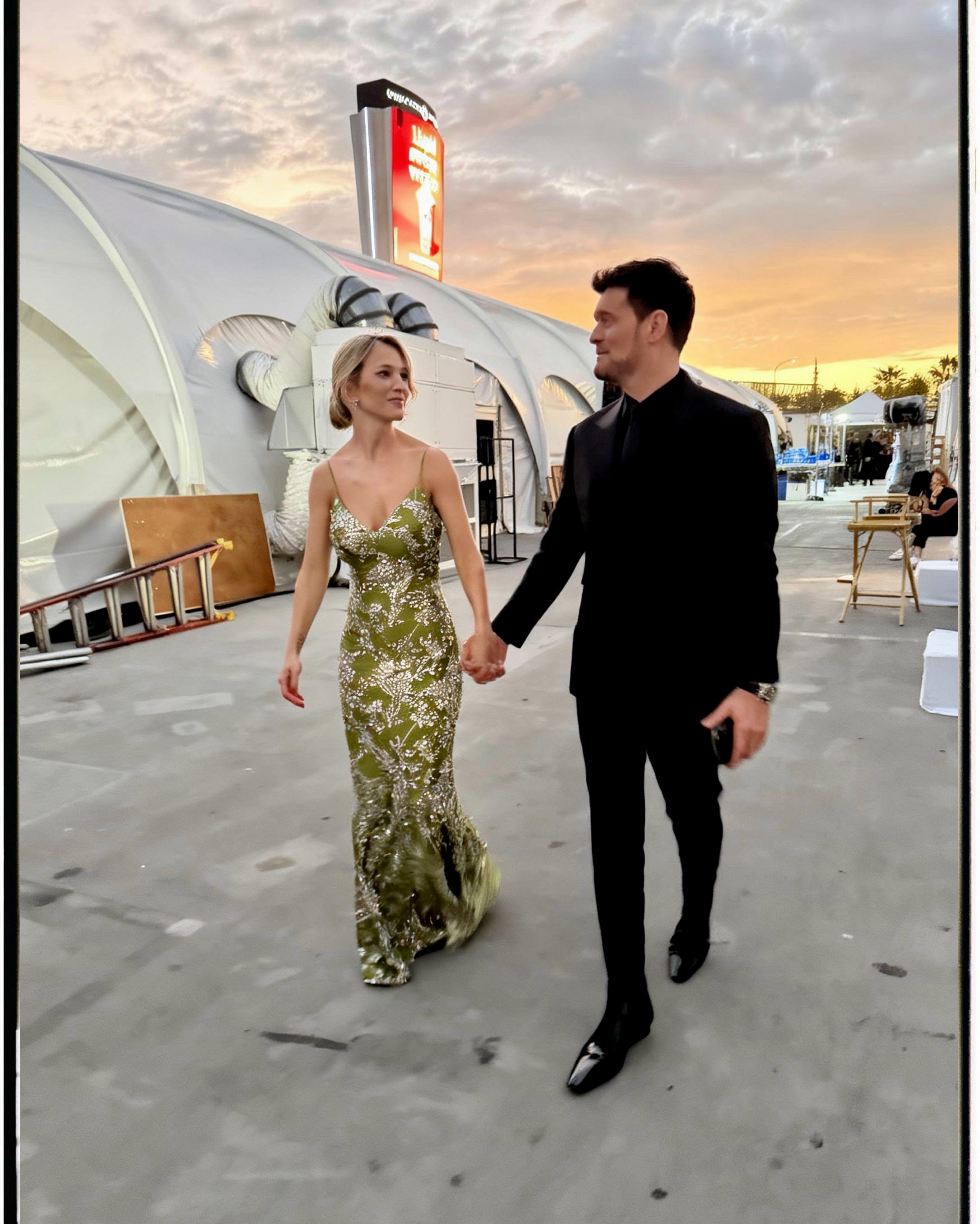 Luisana Lopilato y Michael Bublé caminaron tomados de la mano durante la gala benéfica en Los Ángeles