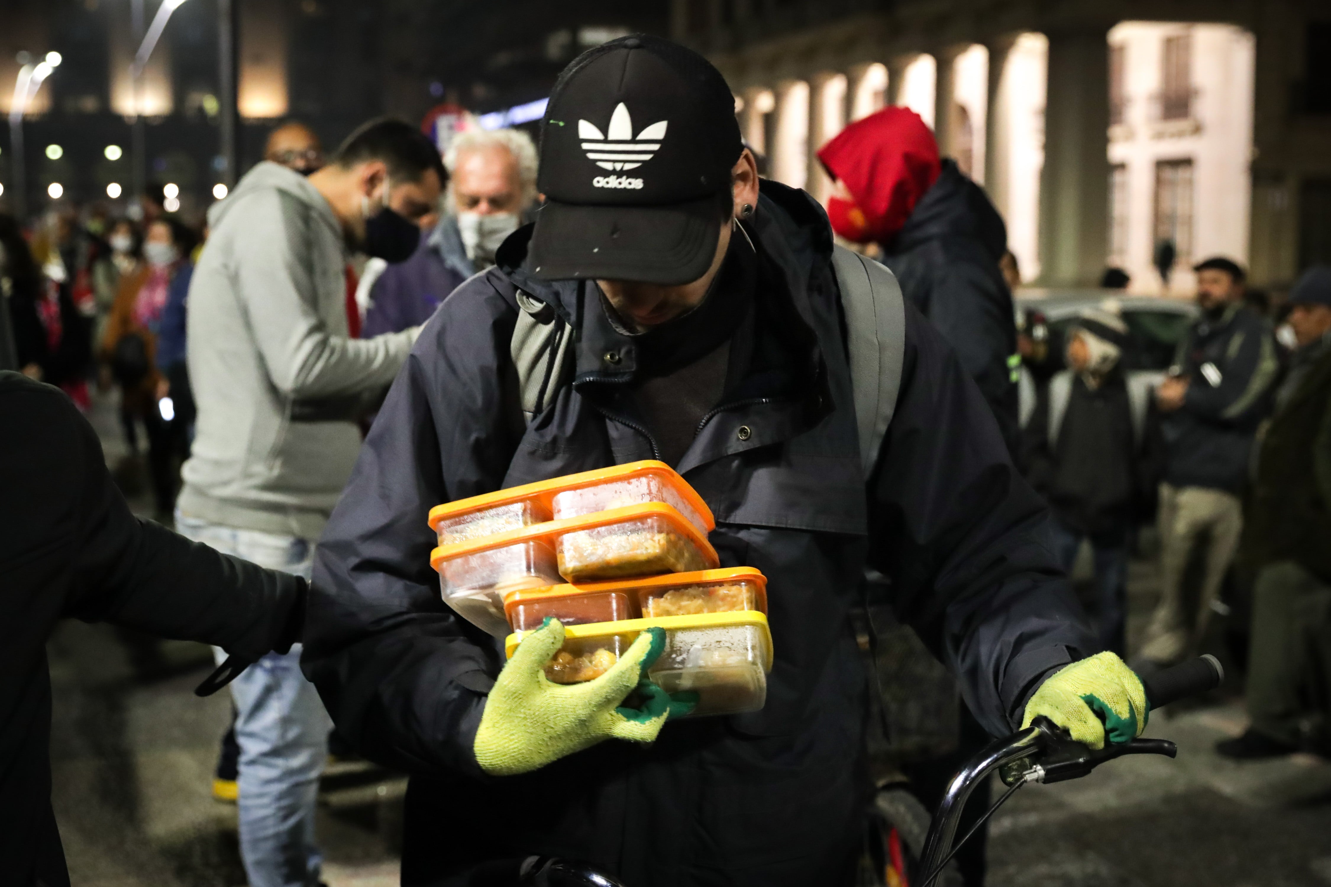 Un hombre recibe alimentos durante una