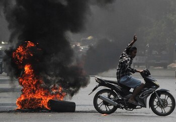 Quema de ruedas y la constitución de 2008, Mandalay, Myanmar April 1, 2021. REUTERS/Stringer