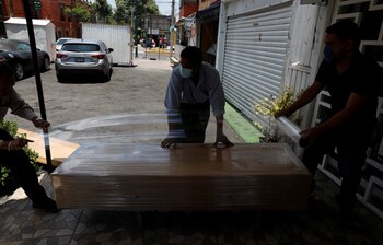 Al menos 5 mil 59 muertes relacionadas con Covid-19 en la Ciudad de México no fueron integradas al registro oficial de abril y mayo. REUTERS/Carlos Jasso