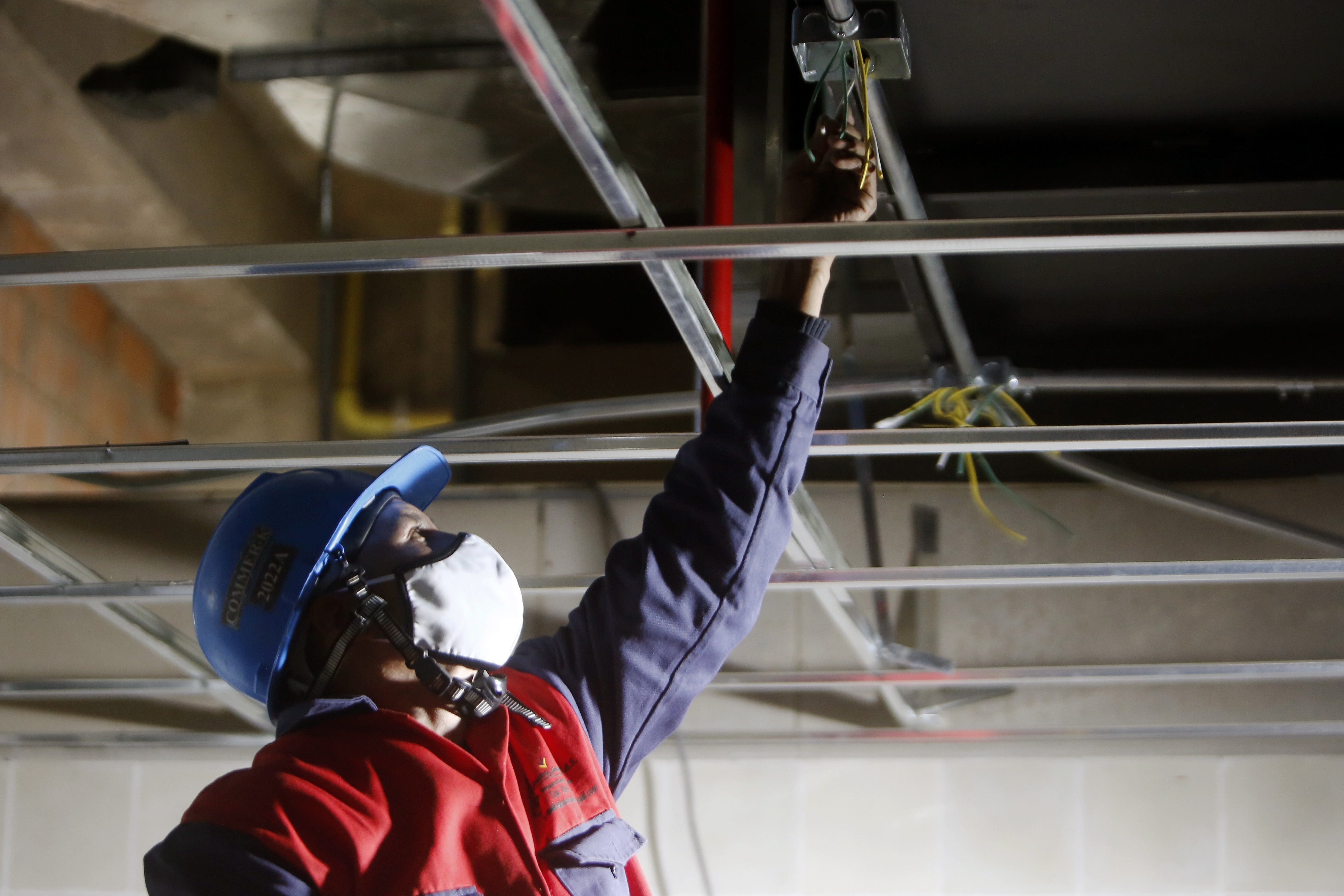Millones de trabajadores formales pueden perder definitivamente el acceso a su ahorro si no solicitan la liquidación antes del vencimiento del plazo legal - crédito Luis Eduardo Noriega/EFE