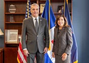 Kathy Hochul y Luis Abinader se reunieron este jueves en Nueva York para reforzar la cooperación entre el estado y República Dominicana frente al cambio climático, según informó la agencia EFE.