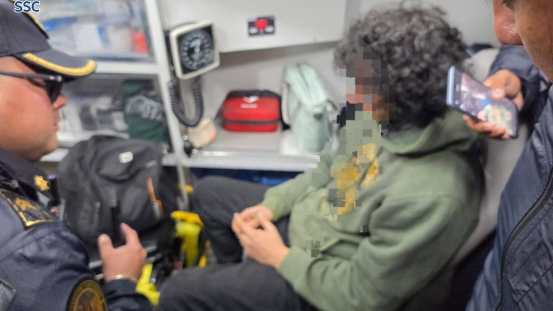 Una alerta del C2 Centro movilizó a los agentes de la SSC hacia un puente de la colonia Atlampa, donde un joven se encontraba en situación de riesgo. Crédito: Especial