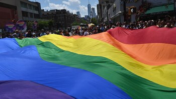 El lema que preside el desfile de 2022 es “Unapologetically Us” (Nosotros sin lamentarlo). (Photo by ANGELA WEISS / AFP)
