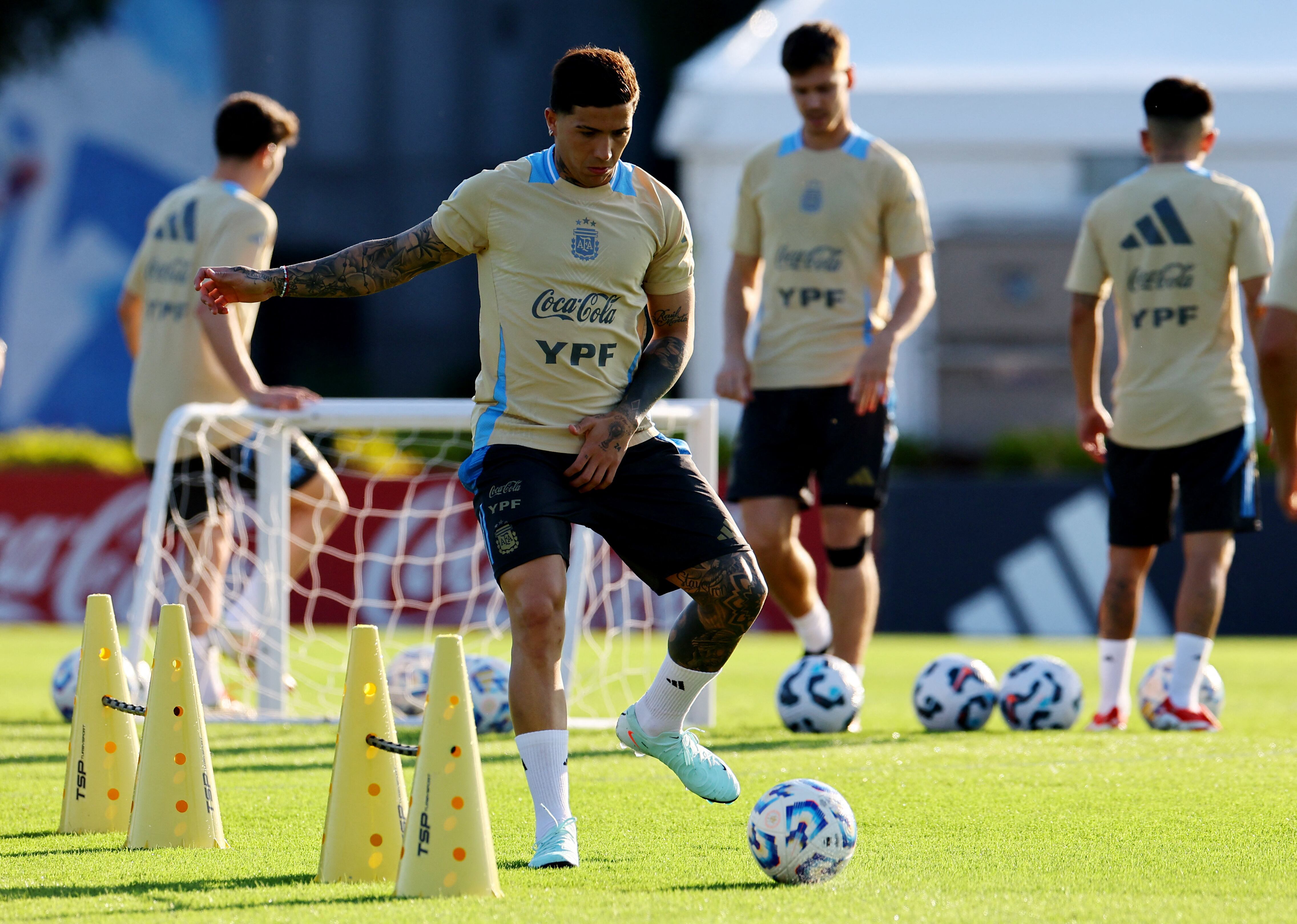 Enzo Fernández no participará del amistoso contra Puerto Rico con la selección argentina (REUTERS/Agustin Marcarian)