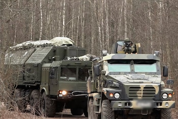 En esta imagen, tomada de un video distribuido por la oficina de prensa del Ministerio de Defensa de Rusia el 29 de diciembre de 2025, un sistema de misiles Oreshnik ruso, visto durante un entrenamiento en una ubicación no revelada en Bielorrusia. (Oficina de prensa del Ministerio de Defensa de Rusia vía AP)