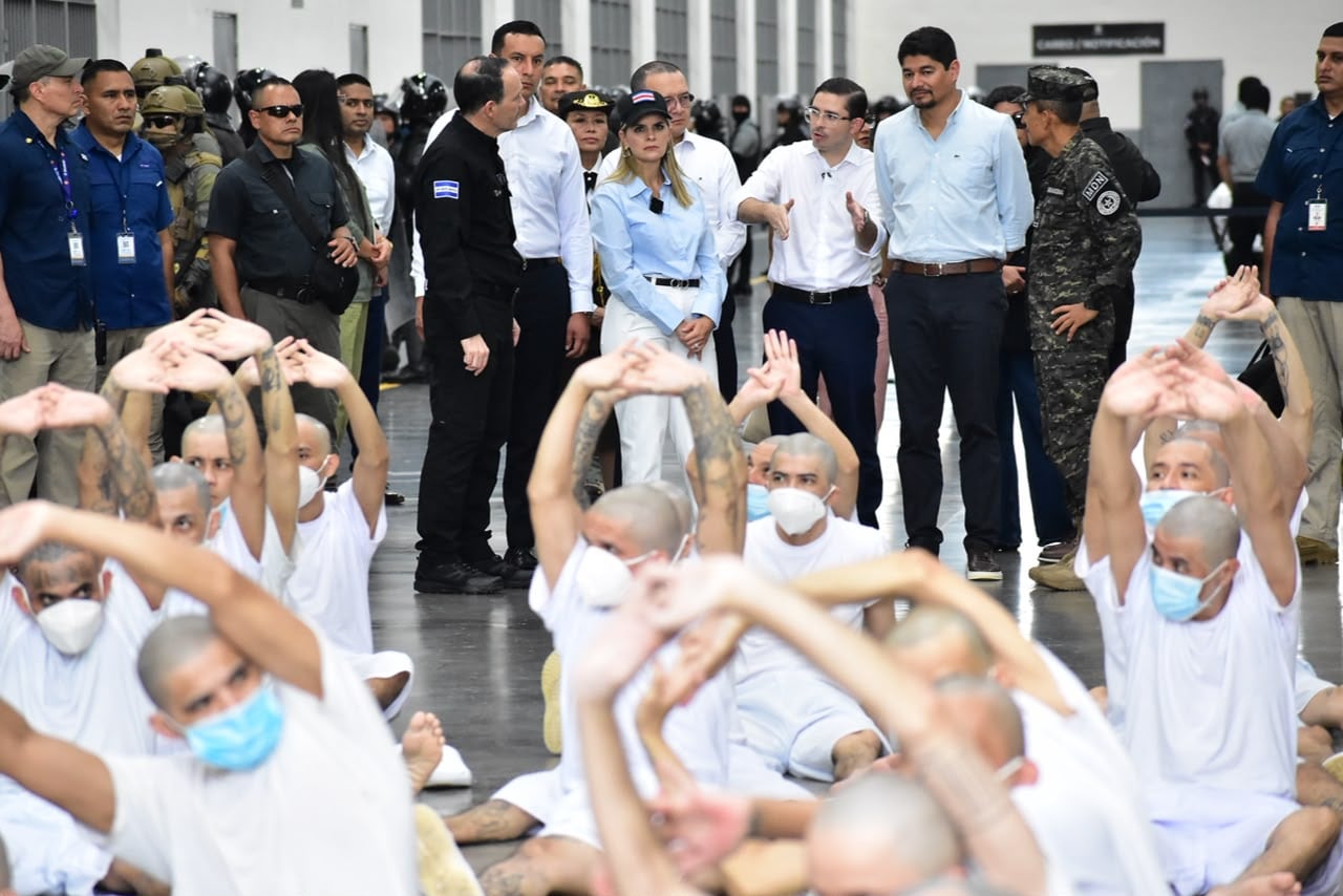 La visita de la presidente de Costa Rica busca identificar procedimientos del sistema salvadoreño que podrían adaptarse al nuevo penal de alta contención de su país. (Infobae Centroamérica/Emerson Del Cid)