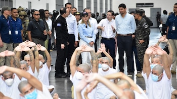 Laura Fernández recorrió el CECOT para conocer el modelo penitenciario de El Salvador