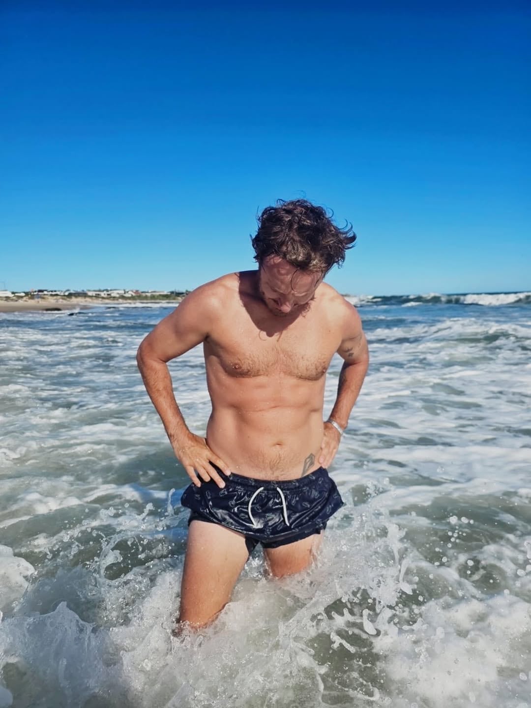 Benjamín Vicuña lució un traje de baño oscuro y mostró su lado más divertido nadando y barrenando olas en la costa uruguaya (Instagram)