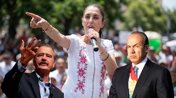 Composición de Claudia Sheinbaum hablando en un micrófono y señalando, con Vicente Fox a la izquierda y Felipe Calderón a la derecha.