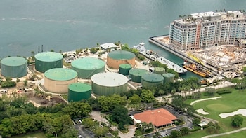 Miami-Dade aprueba iniciar la expropiación del depósito de combustible que abastece al puerto
