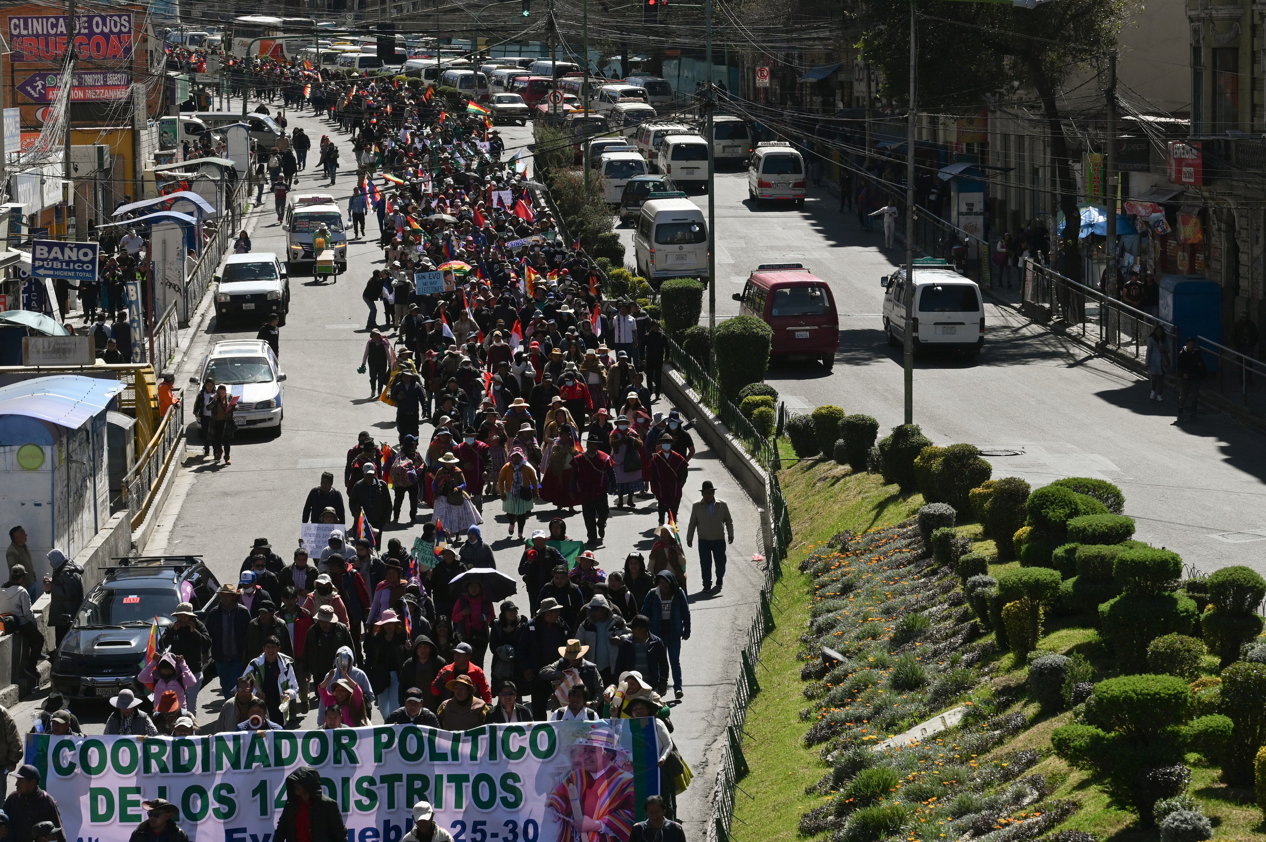 Partidarios del ex mandatario boliviano Evo Morales marcharon en La Paz este jueves exigiendo a la Justicia que permita su candidatura presidencial (REUTERS/Claudia Morales)