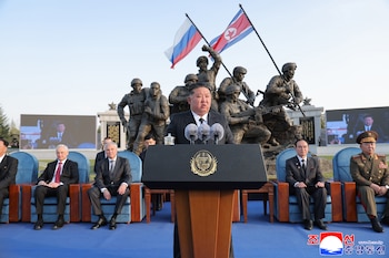 Una fotografía difundida por la agencia oficial de noticias norcoreana KCNA muestra al líder norcoreano Kim Jong-un durante la inauguración de un museo conmemorativo dedicado a los soldados del país asiático muertos en la guerra de Rusia contra Ucrania
EFE/EPA/KCNA