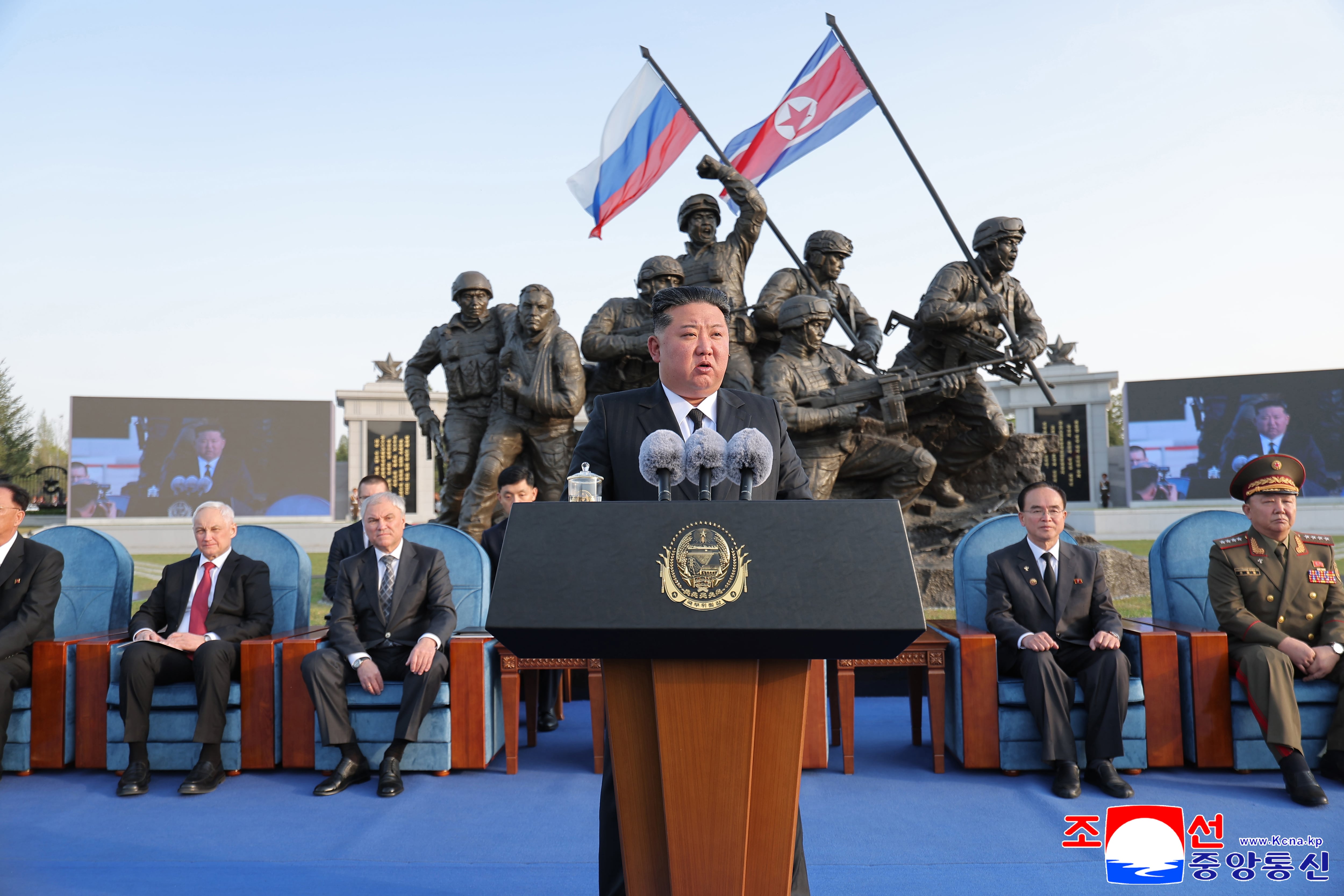 El líder norcoreano Kim Jong-un durante la inauguración de un museo conmemorativo dedicado a los soldados del país asiático muertos en la guerra de Rusia contra Ucrania (EFE/EPA/KCNA)