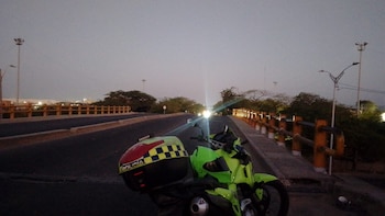 La circulación entre Barranquilla y Galapa resultó interrumpida tras la aparición de cilindros y una bolsa con inscripciones de grupos armados, lo que generó demoras y temor en los conductores y habitantes del sector - crédito @hernandolozano / X