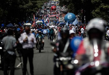 Sindicalistas y ciudadanos en general marchan en protesta contra un posible acuerdo del Gobierno con el Fondo Monetario Internacional (FMI), en San José (Costa Rica). EFE/Jeffrey Arguedas
