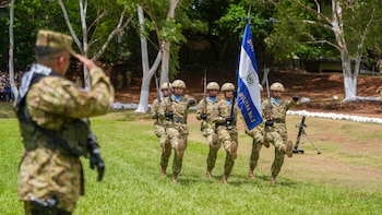 El juramento a la Bandera del PAR 24-2026 se realizó en el Destacamento Militar N.° 3 en La Unión y fue encabezado por el ministro Merino Monroy (Foto cortesía Gabinete de Seguridad)