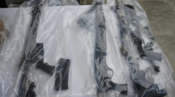 La Policía decomisó armas, municiones, equipo táctico e indumentaria militar durante los allanamientos. (FOTO: Proceso HN)
