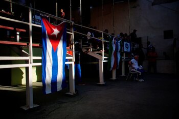 Foto de archivo de una bandera cubana en un gimnasio en La Habana.
Nov 20, 2019. REUTERS/Alexandre Meneghini
