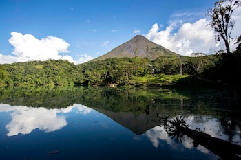 El hotel está ubicado en La Fortuna, uno de los principales destinos turísticos de Costa Rica por su cercanía con el volcán Arenal y sus aguas termales. EFE/Jeffrey Arguedas/Archivo