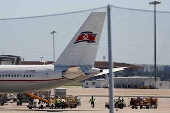 Miembros de la tripulación trabajan cerca de un avión de Air Koryo. REUTERS/Florence Lo