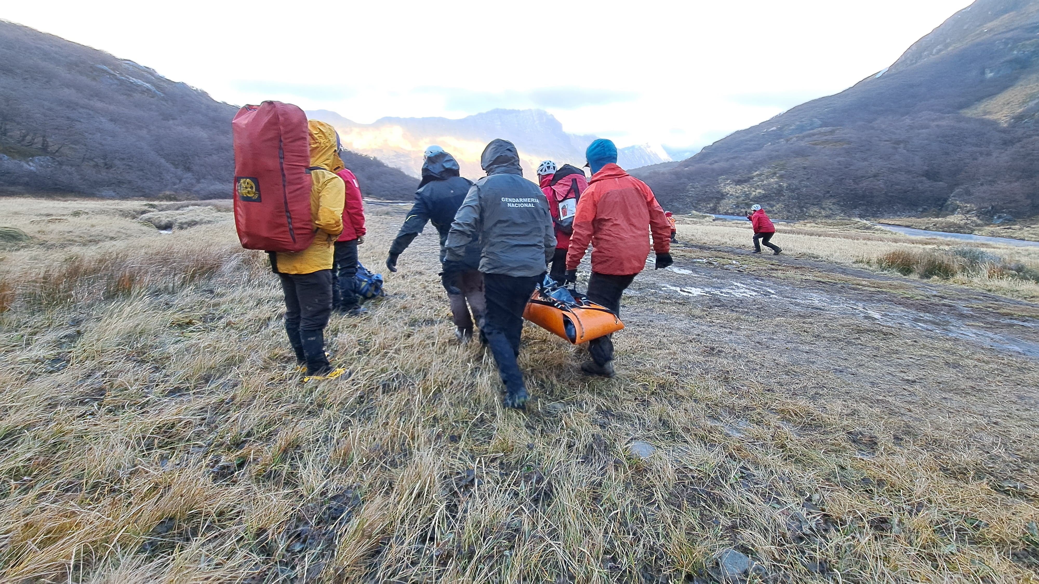 El operativo de rescate en Tierra del Fuego enfrentó condiciones climáticas adversas y terrenos peligrosos, como turba, pendientes y zonas de hielo y nieve