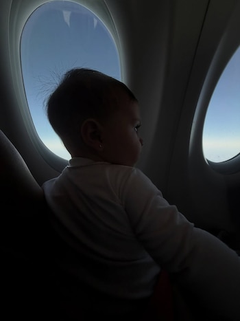 El carrusel de fotos de Ailén Cova y su hija Alaia en París