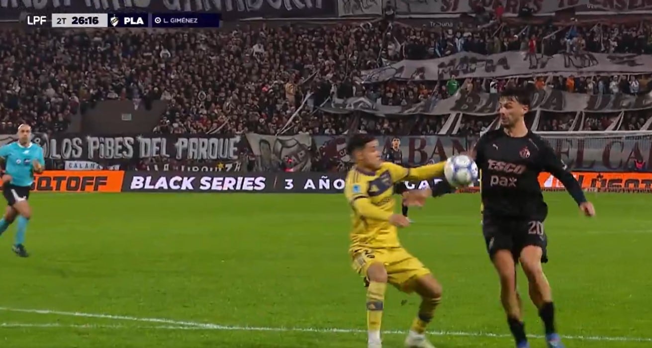 La mano de Dylan Gorosito que reclamó Platense antes del gol anulado a Luciano Giménez (captura video)