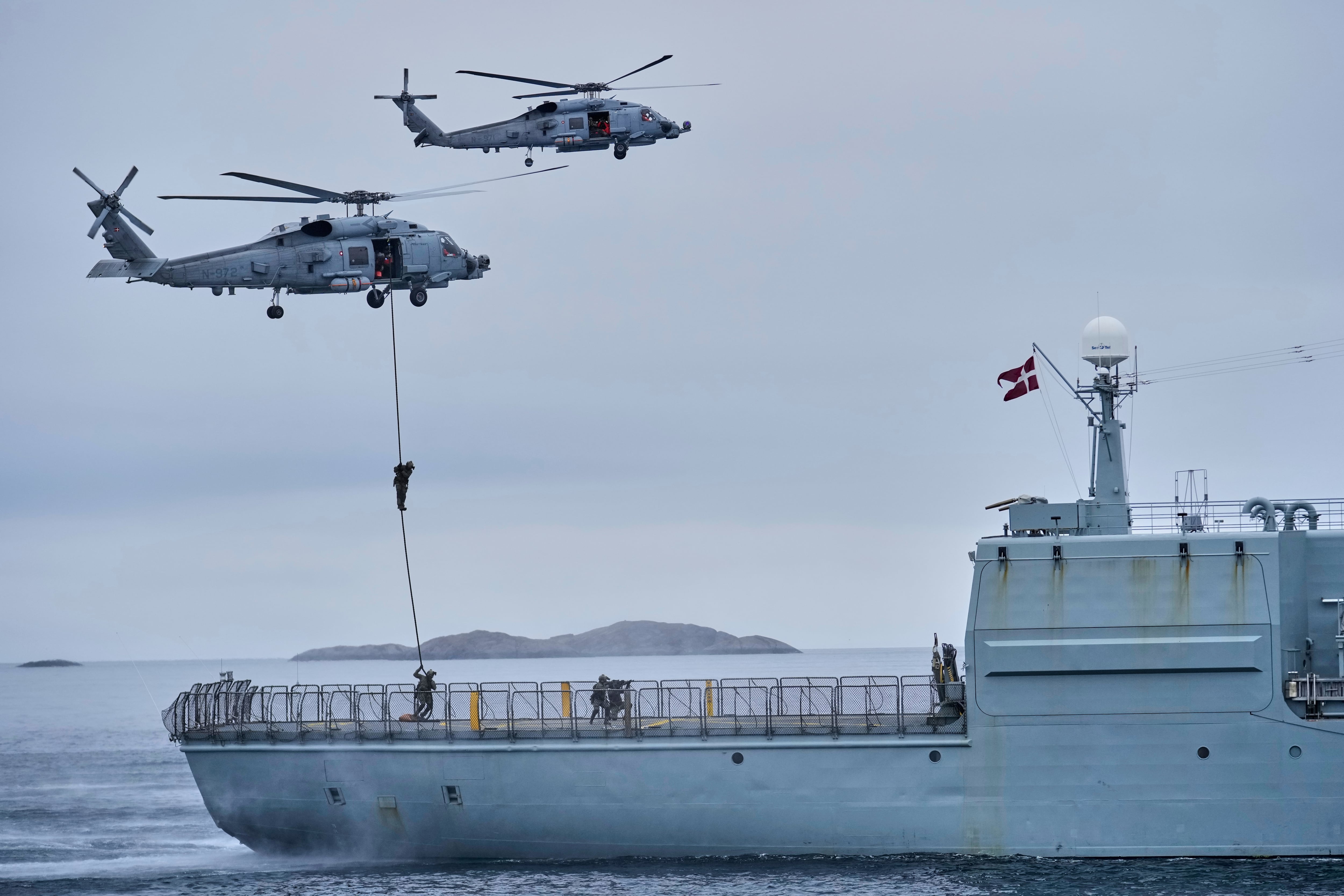 ARCHIVO - Fuerzas militares danesas participan en un ejercicio con cientos de tropas de varios miembros europeos de la OTAN en el Océano Ártico en Nuuk, Groenlandia, el lunes 15 de septiembre de 2025 (Foto AP/Ebrahim Noroozi, archivo)