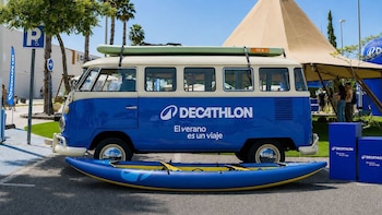 Decathlon conecta deporte y comunidad en su ruta 'Van del verano' por Alicante, Cullera y Madrid