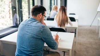 Cuánto cuesta estudiar fuera del país y cuánto dinero envían los argentinos al exterior con fines educativos