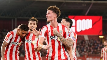 (Crónica) El Almería golea al recién ascendido Eldense y el Sabadell empata en El Molinón