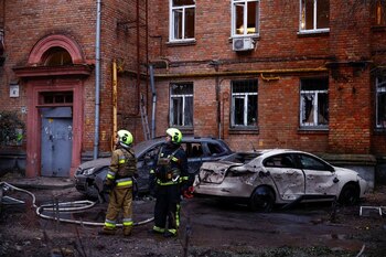 Bomberos junto a coches y