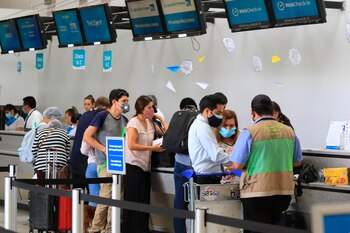 En la imagen, pasajeros hacen