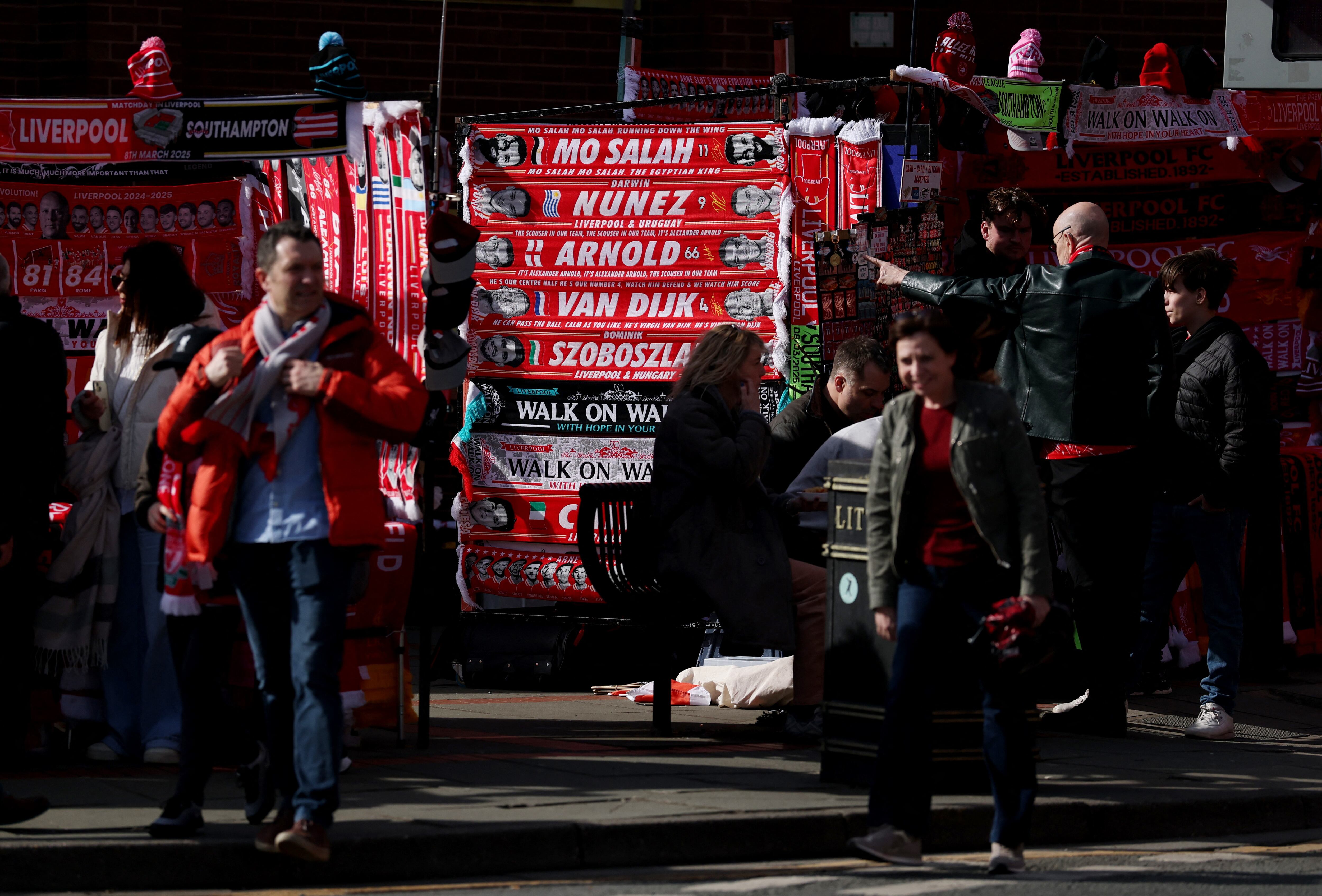 Liverpool quiere aumentar la diferencia con respecto al Arsenal en la tabla de posiciones-crédito Phil Noble/REUTERS