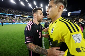 Lionel Messi y Juan Camilo Cucho Hernández, enfrentándose como las figuras del partido del Inter Miami ante Columbus Crew de la MLS - crédito Joseph Maiorana/USA TODAY Sports