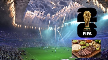 Un estadio de fútbol con fuegos artificiales sobre el campo y una multitud de espectadores. Arriba a la derecha, el logo del Mundial FIFA 2026. Abajo a la derecha, carne asada con tortillas, guacamole y cebolla.