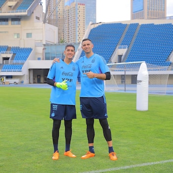 Mateo Morro junto al Dibu