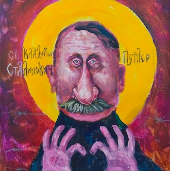 Pintura en tonos morados y rojos, con un rostro rosado, bigote, ojos saltones, un halo amarillo y alambre de púas; manos púrpuras y texto cirílico completan la imagen