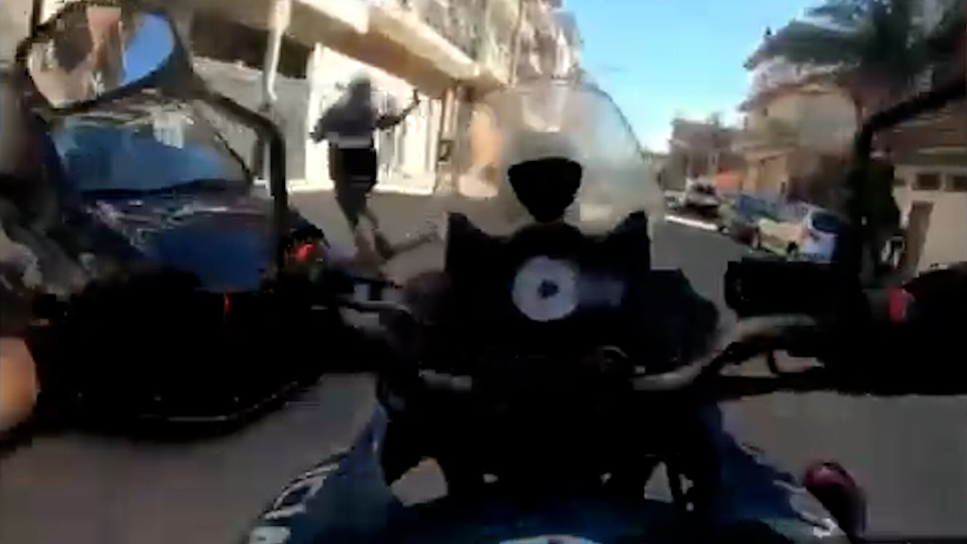 El sospechoso intentó seguir la huida a pie, pero finalmente fue detenido en el cruce de las avenidas Roca y General Paz.