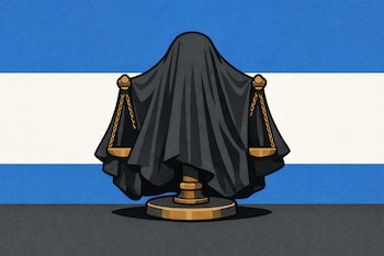 Ilustración de una balanza de justicia dorada cubierta por un velo negro frente a una bandera de Nicaragua con dos franjas azules y una blanca central.