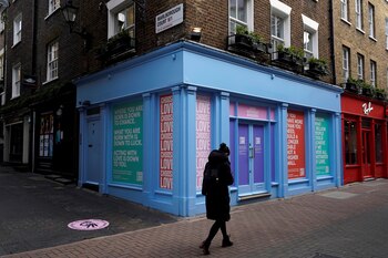 Una mujer en una calle