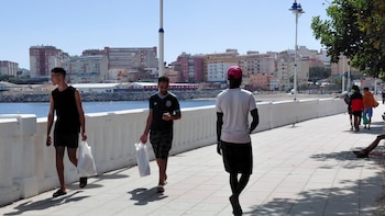 De la solidaridad y comprensión por los migrantes a la indignación por la falta de soluciones institucionales: “Los ceutíes nos sentimos abandonados”