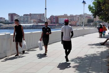 Viandantes caminan por un paseo marítimo en Ceuta el 29 de agosto. (EFE/Diego Márquez)