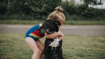 Abrazos, tomarse de la mano