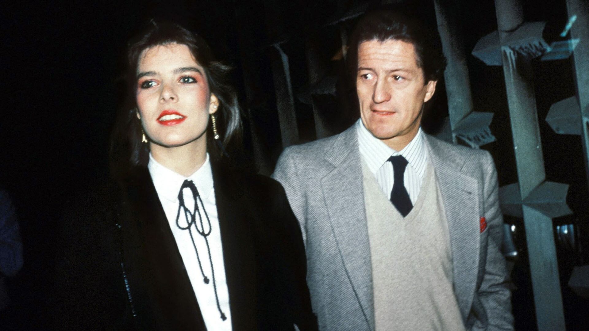 El romance entre Carolina de Mónaco y Philippe Junot desafió la oposición familiar y culminó en una boda marcada por la tensión (Grosby)