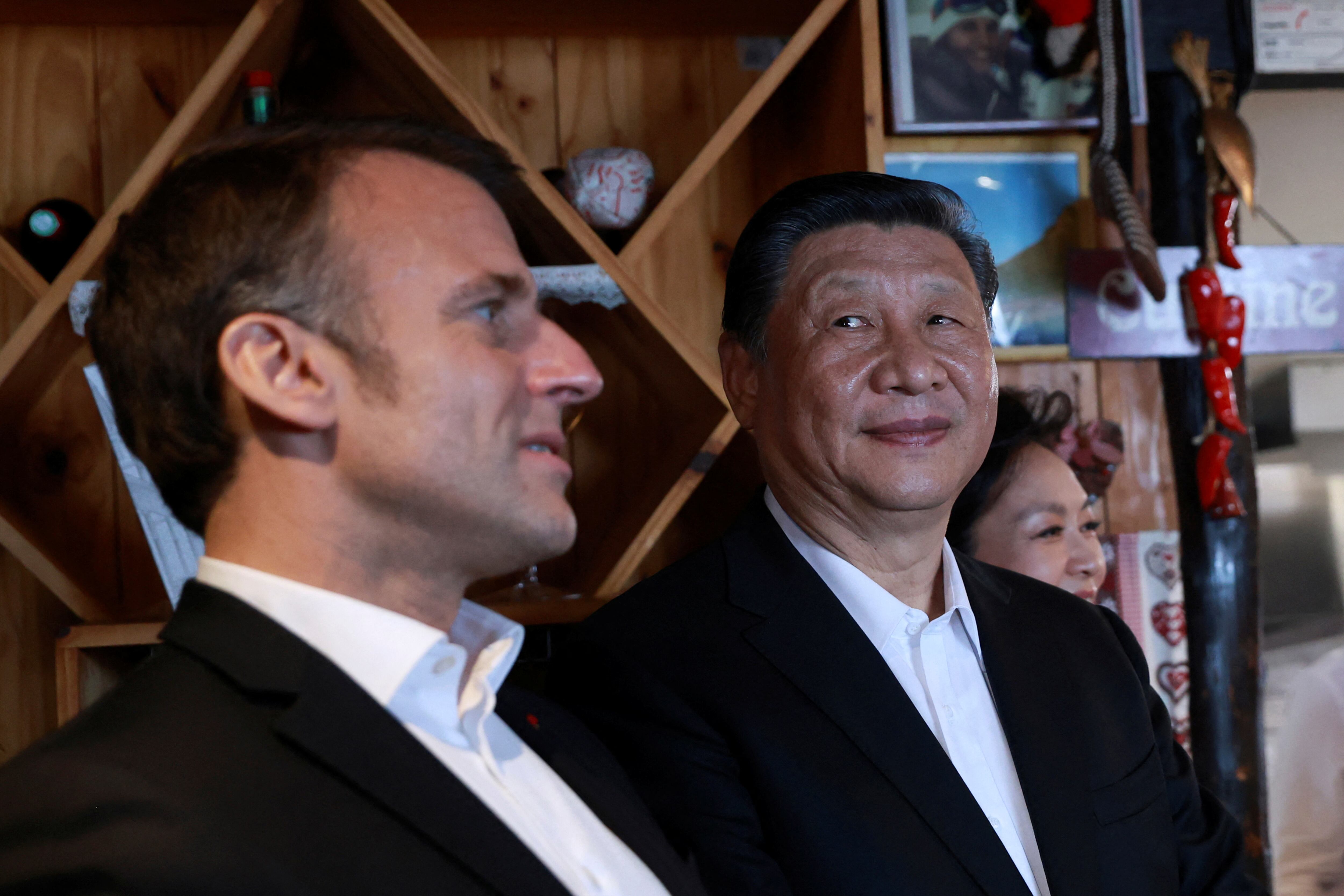 Xi Jinping observa a Emmanuel Macron durante su encuentro en un restaurante del puerto de Tourmalet, en los Pirineos (REUTERS)