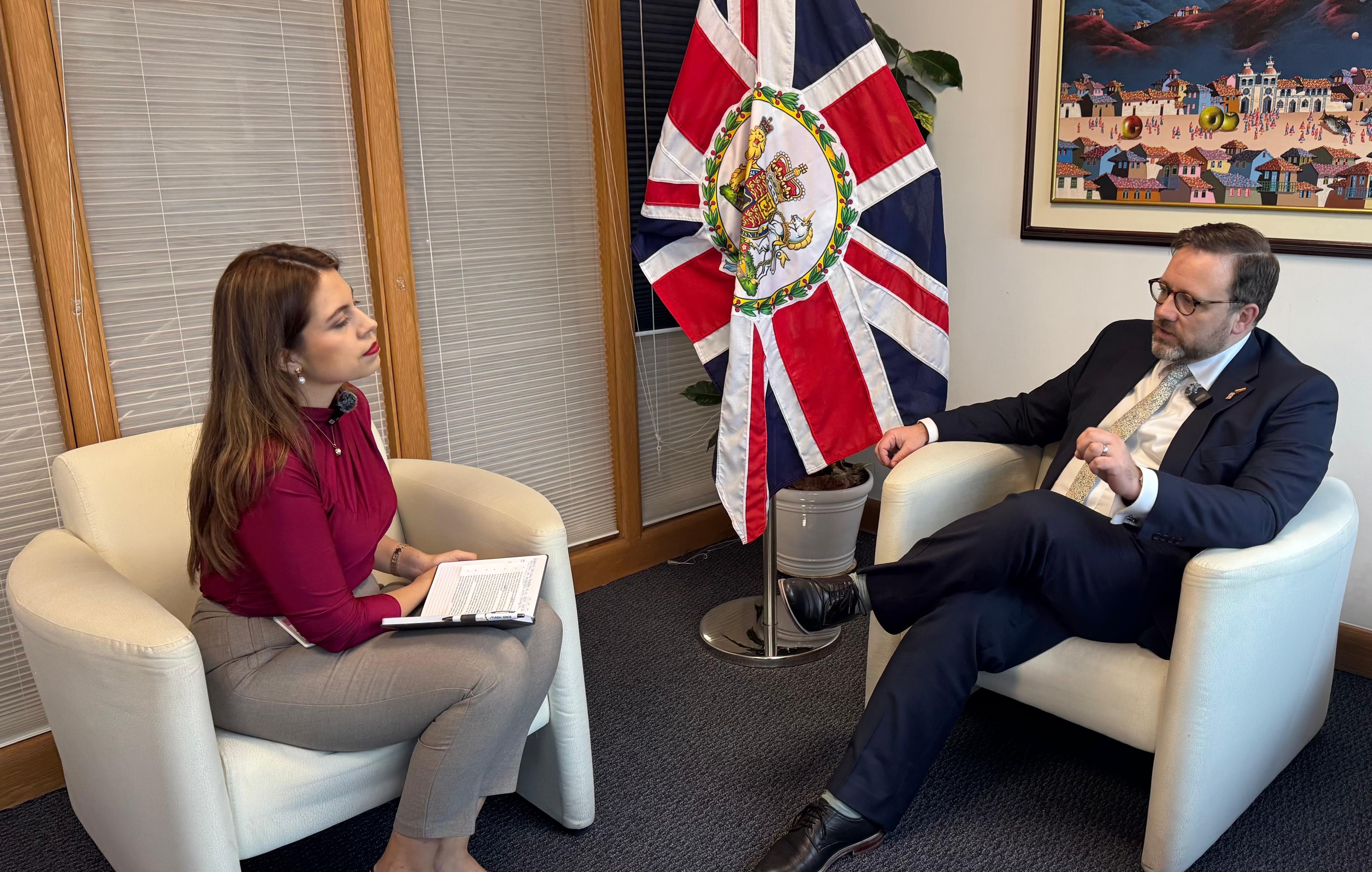 El ministro británico Chris Elmore en entrevista con Infobae. (Emily Novoa)