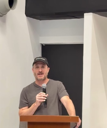 La muestra combina cine, arte gráfico y ciencia ficción para examinar la condición humana y la influencia de la tecnología en el siglo XXI