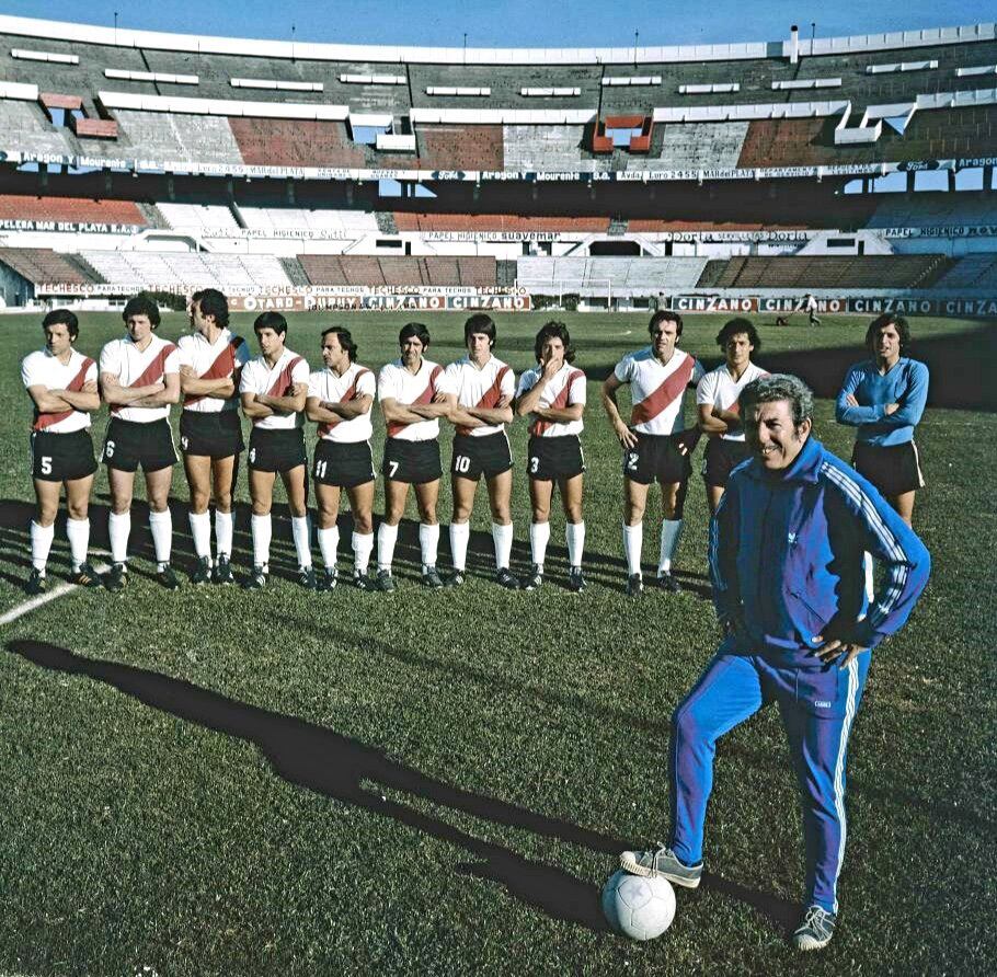 Labruna posa con el equipo de River que logró el título luego de 18 años